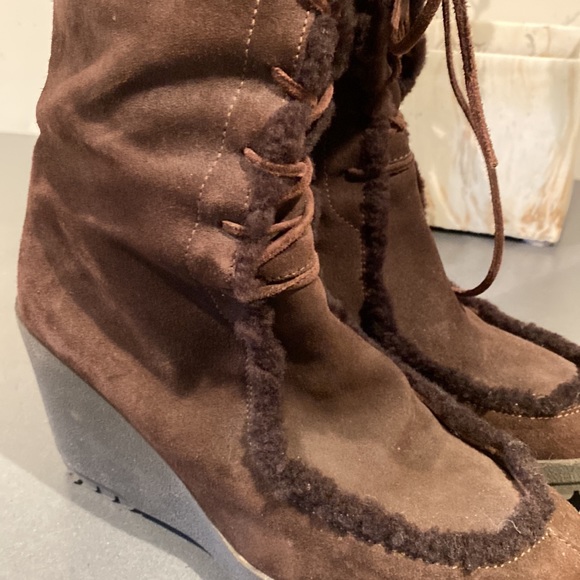 Suede and shearling wedge winter boots. - Picture 2 of 6
